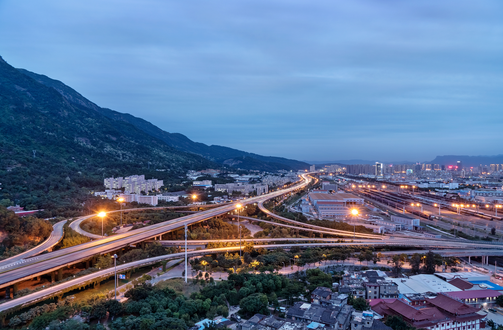 中国福州城市道路交通夜景
