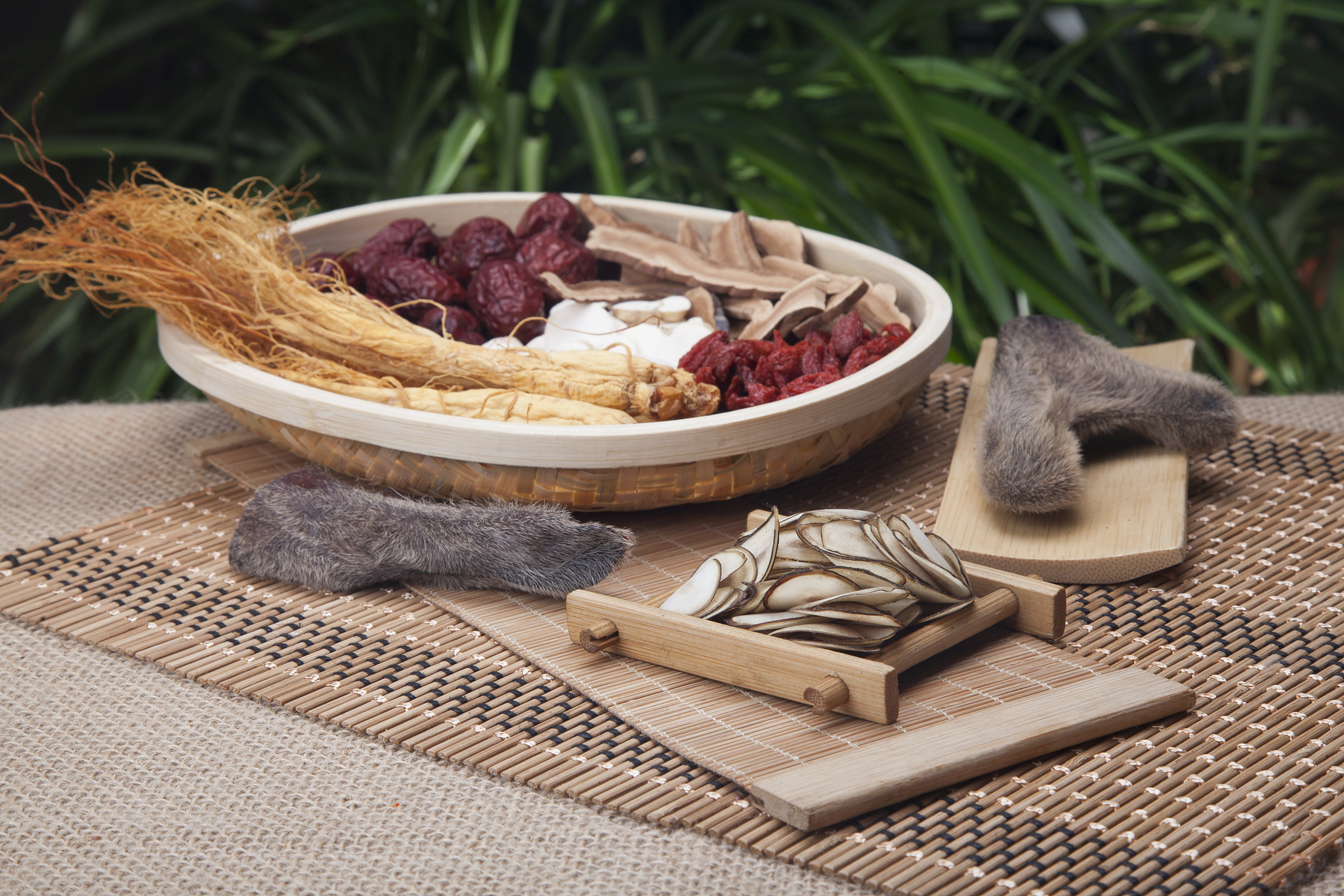 用以下内容帮我写一个新闻稿文案一、揭秘五行清养臻方三零壹十大功效与作用二、五行清养臻方三零有没有效果三、五行清养臻方三零主要成分：桃仁、郁李仁、茶叶茶氨酸、火麻仁、榧子、紫苏、铁皮石斛花、酸枣仁、食用菌、陈皮、鸡内金、燕窝、金银花、栀子、杏仁、青果、玉米低聚肽、桔红、桑叶、藿香