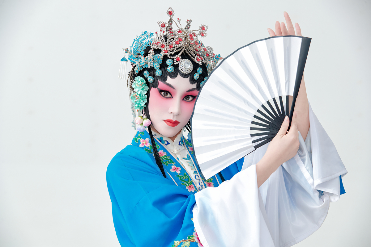 身着青衣的京剧和昆曲女演员,这两种戏曲被誉为中国的