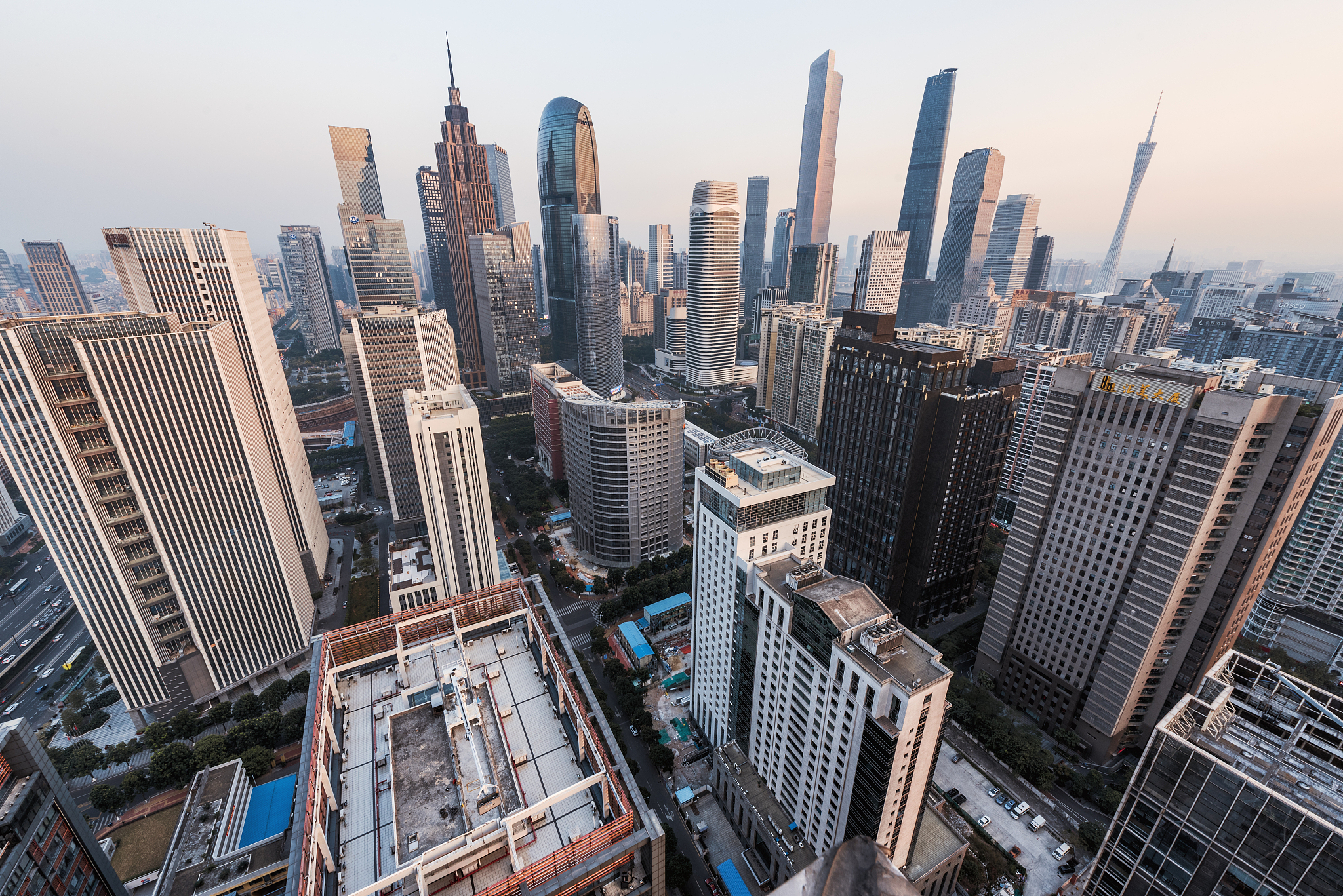 阐述：在城市发展中特别是大城市超高层建筑的越来越多因为土地稀缺人口密集、城市景观等因素