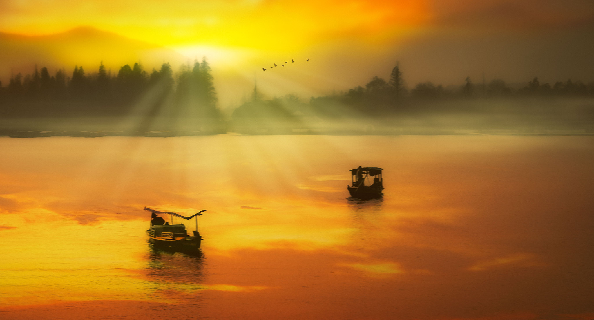 夕阳映照青山，碧波荡漾：绝美山水画卷