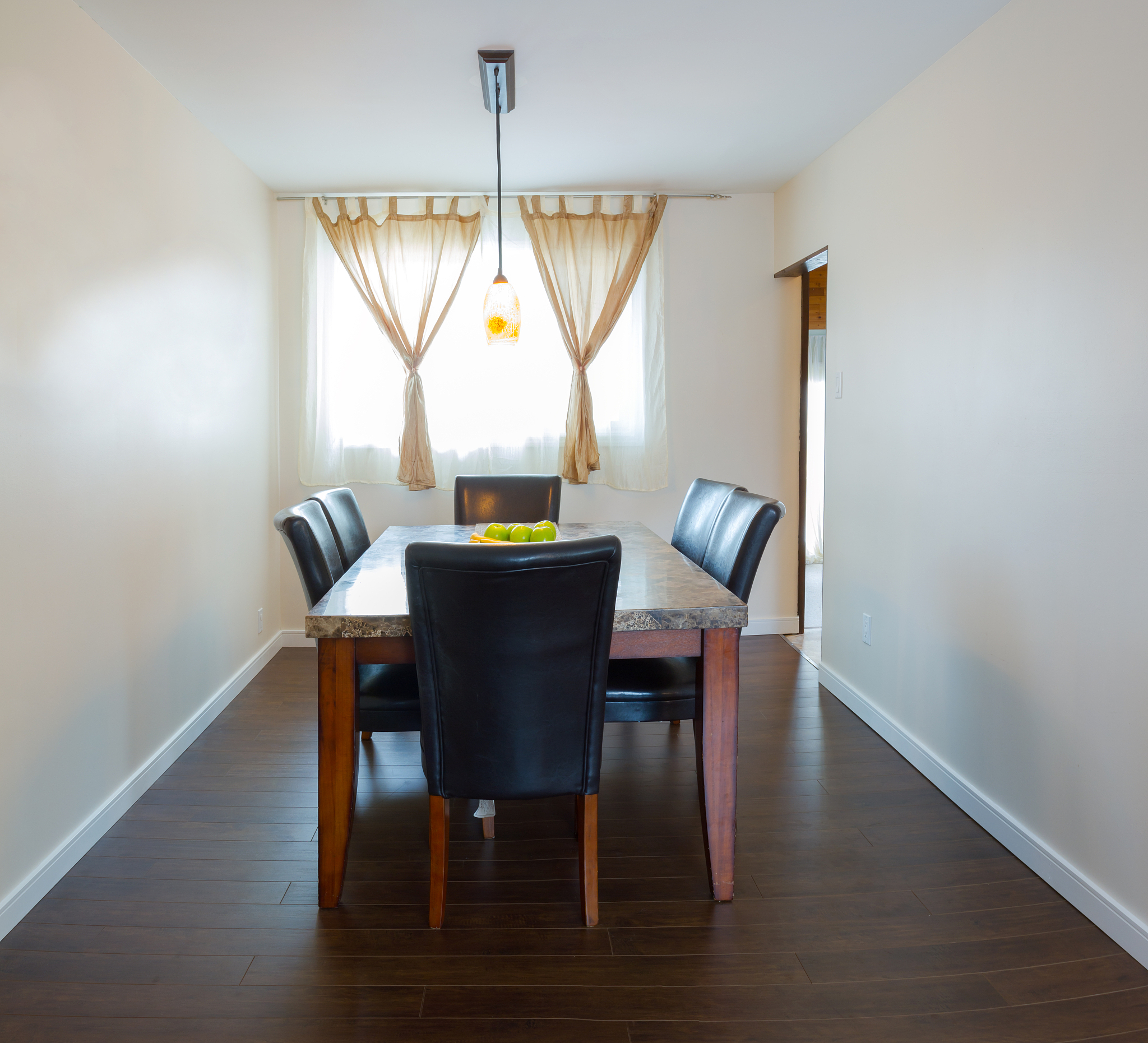 你是一个专业的奇门遁甲的老师我是学生我想问你：厨房放在巽位