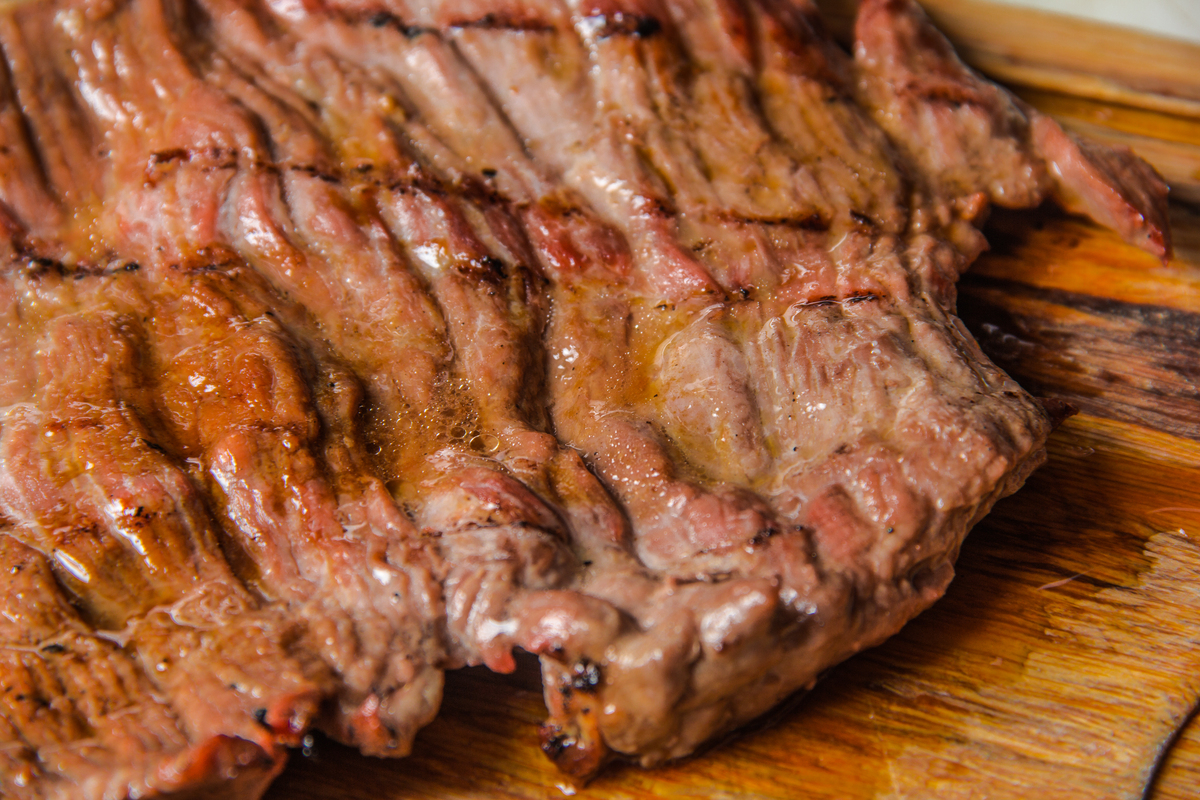 耙牛肉口感：柔嫩多汁、嚼劲十足