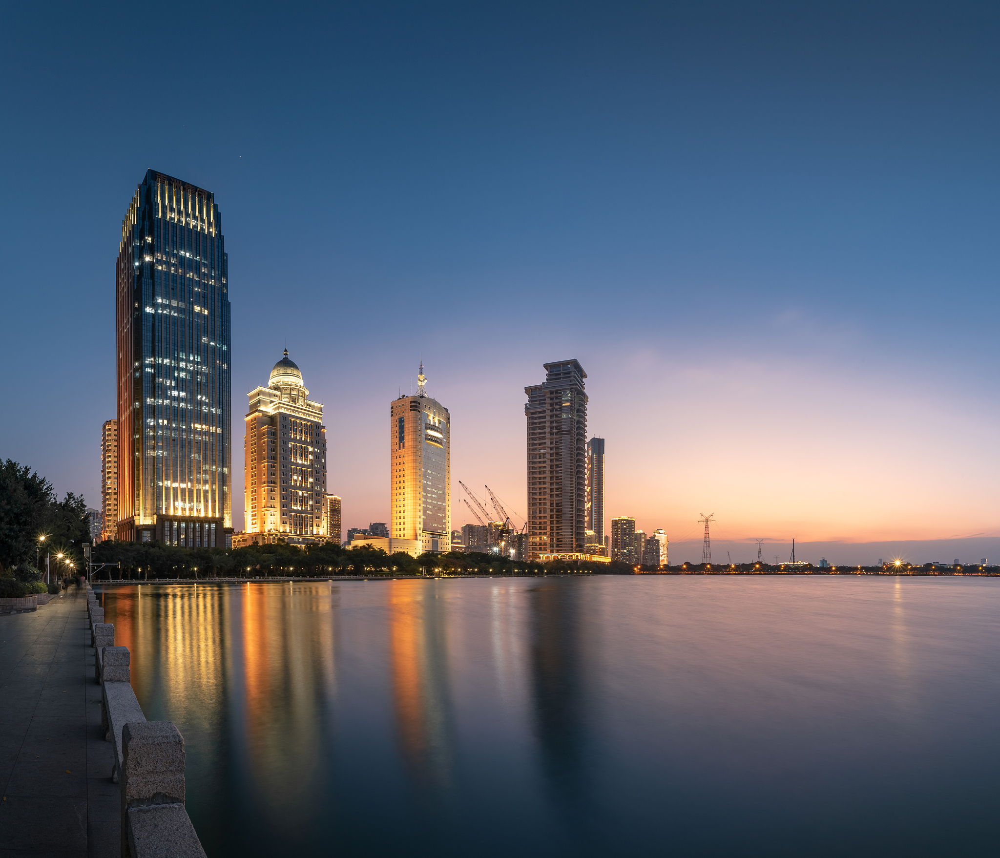 中国有什么地方适合去旅游呢比如有名山有海有好吃的