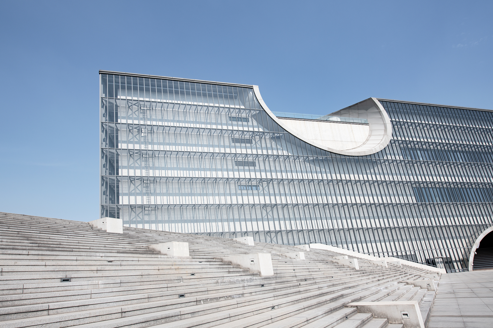 大型开放空间与大型公共建筑的组合关系及相关空间尺度研究