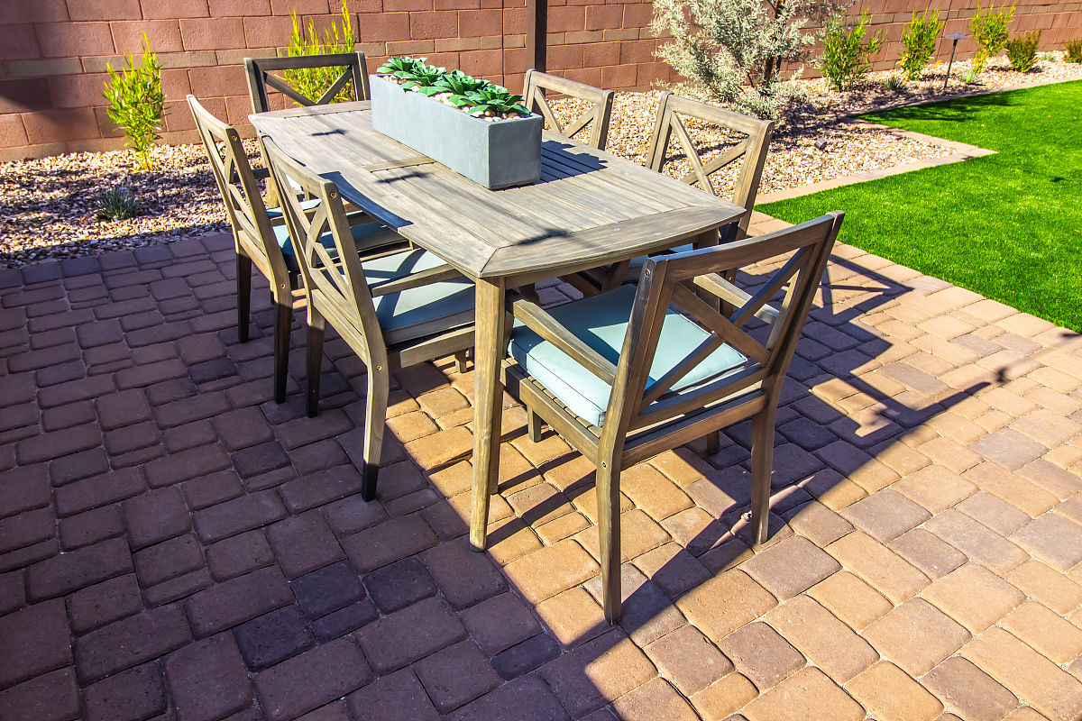 还在质疑户外家具怕不怕淋我们的都是长年摆放院子里除了给我们休闲使用也是庭院景观的重要部分户外家具材料要好能抵御太阳爆晒雨天潮湿还要好看坐得舒服选择大户院子专属户外家具杠杠滴好用起来省心又舒适的宣传户外家具的文案