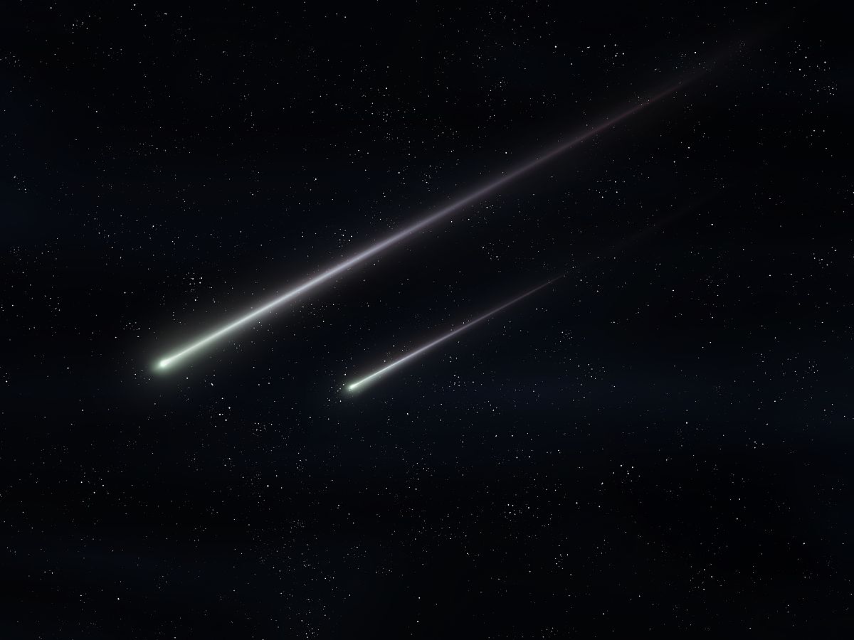 两颗陨石在夜空中飞翔.明亮的流星在大气层中发光.