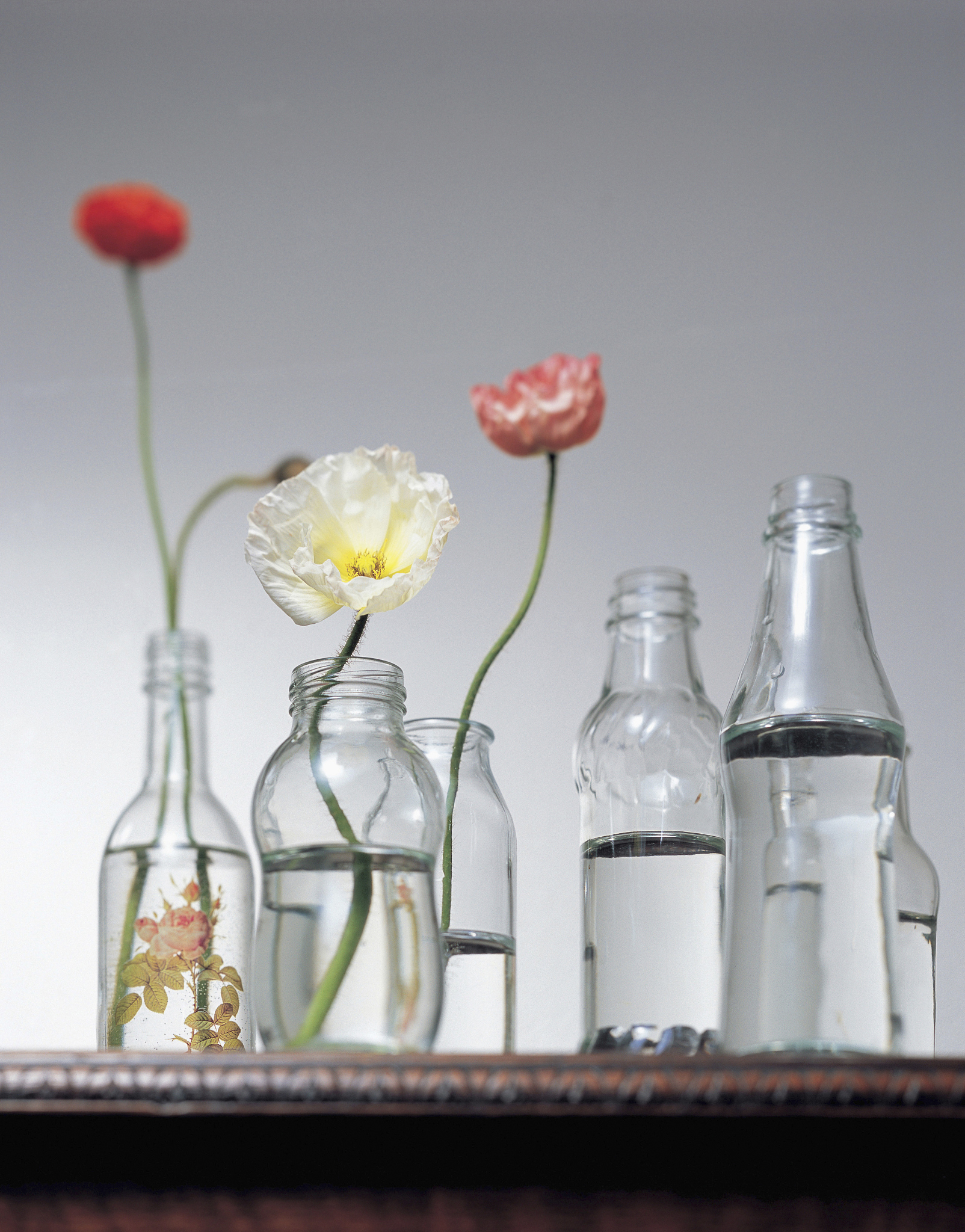 用玻璃花瓶代替下面的葡萄酒酒写一段相似的话葡萄酒作为一种酒精饮料产品是通过新鲜的葡萄或葡萄汁发酵而成发酵过程分为完全发酵与部分发酵两种。葡萄酒分为三种；1红葡萄酒：红葡萄酒通常使用红葡萄品种所酿制；根据红葡萄酒的最终颜色可以将红葡萄酒分为半干红葡萄酒、干红葡萄酒以及半甜葡萄酒、甜红葡萄酒四种；2白葡萄酒：白葡萄酒通常使用脱皮的红葡萄或者白葡萄所酿制；3桃红葡萄酒：桃红葡萄酒通常使用红葡萄品种来酿制