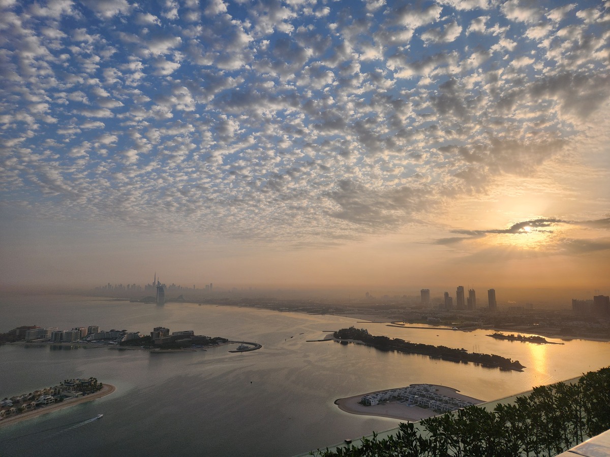 迪拜棕榈岛的光环天空泳池
