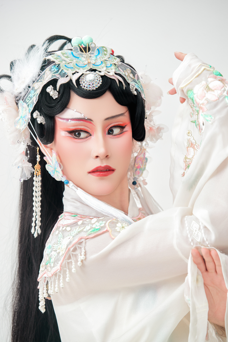身着中国传统戏曲服饰的亚洲美女,背景为白色