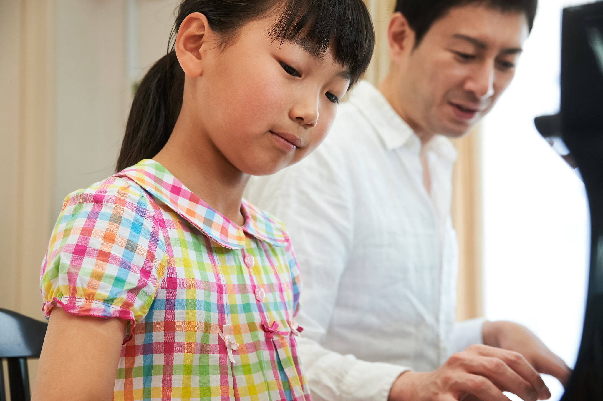 一个父亲只关心二女儿明显偏向二女儿 经常瞧不起大女儿 现在大女儿订婚了会和谁更亲近心里？