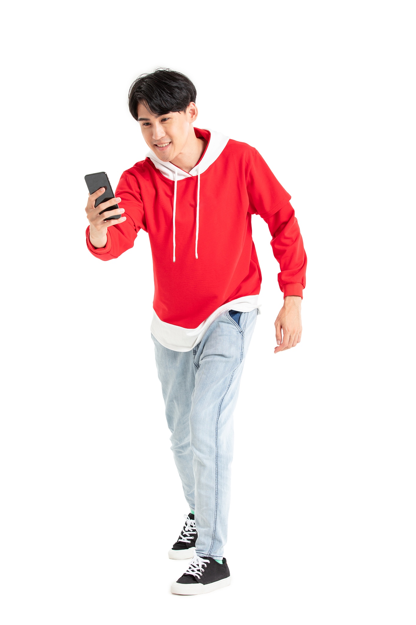 穿红色卫衣的年轻男生