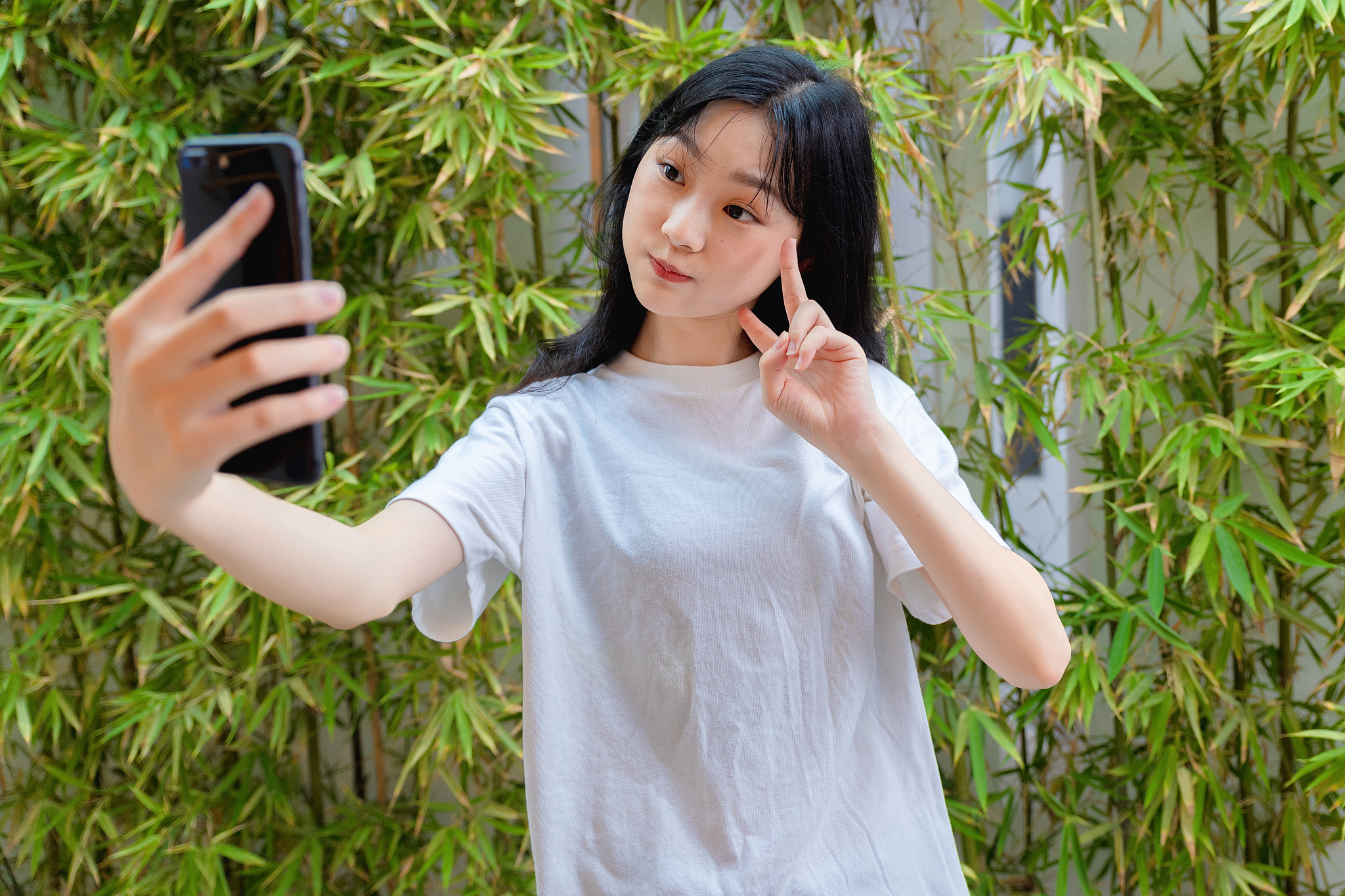 正在使用手机的清纯女孩