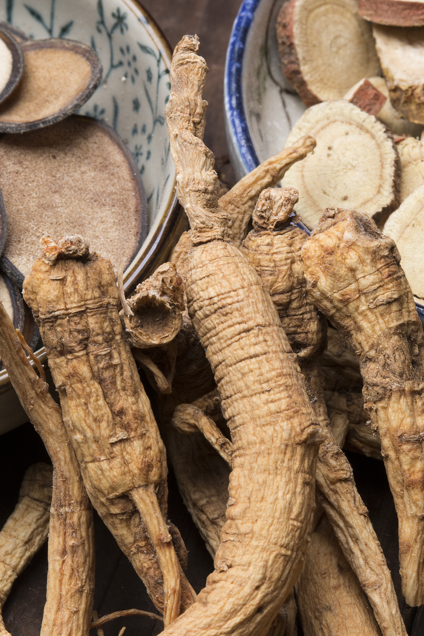 楤木根泡酒功效：改善循环、抗炎镇痛、抗氧化，增强免疫力！