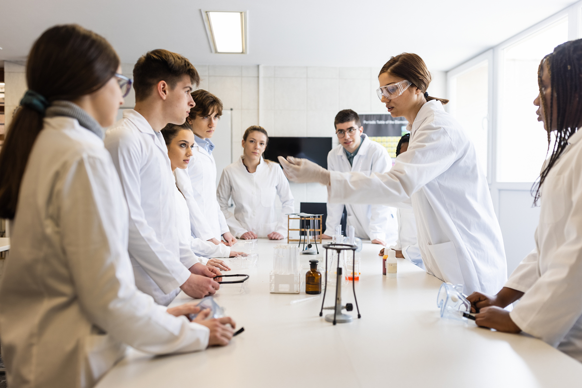 临床医学专业特点：实践性强、责任重大、团队合作重要