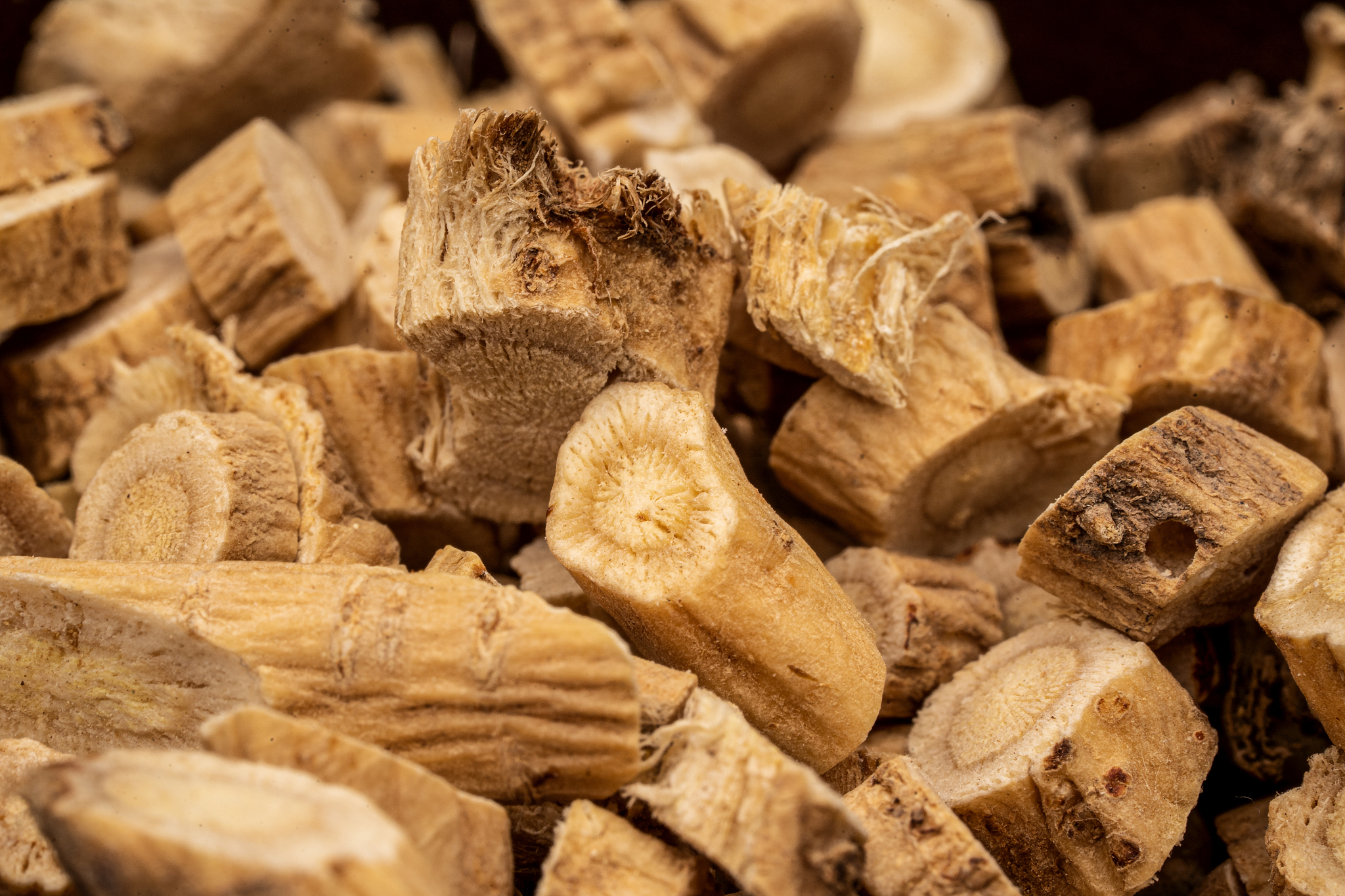 请对硕士论文《子洲县富发农业科技有限公司黄芪产品市场营销策略优化研究》的国内研究现状的农产品流通体系进行写作保证其内容合理性不要乱写：