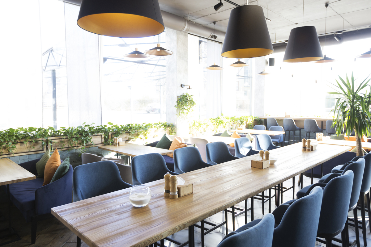 市中心新开咖啡馆体验：简约时尚，舒适社交