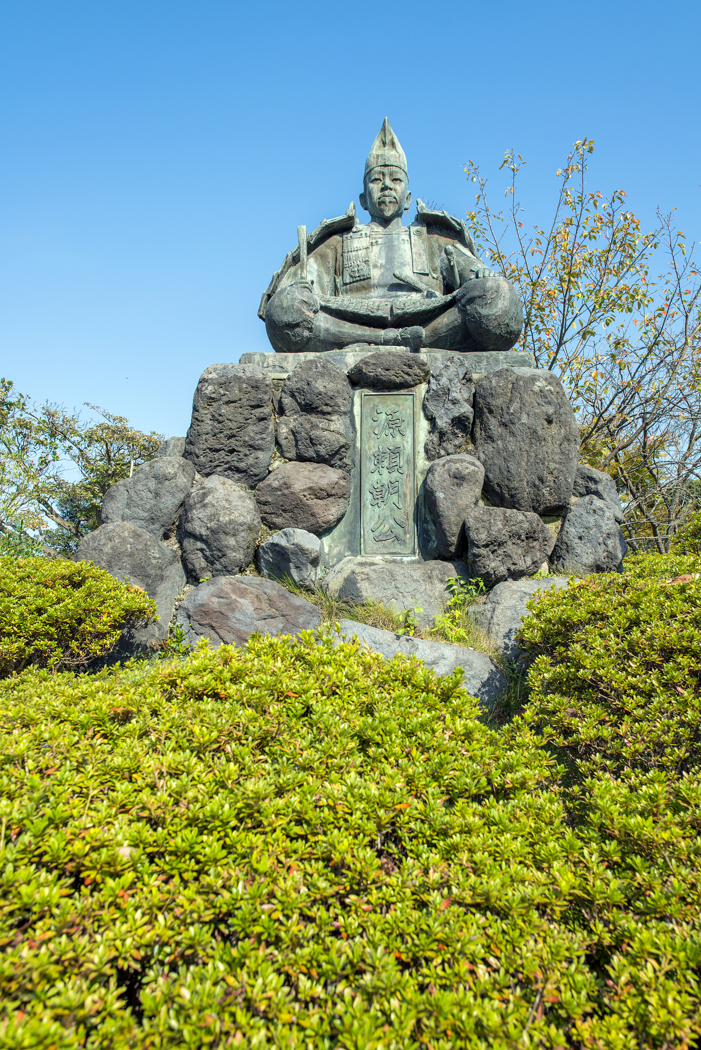 论述源赖朝的政治措施。