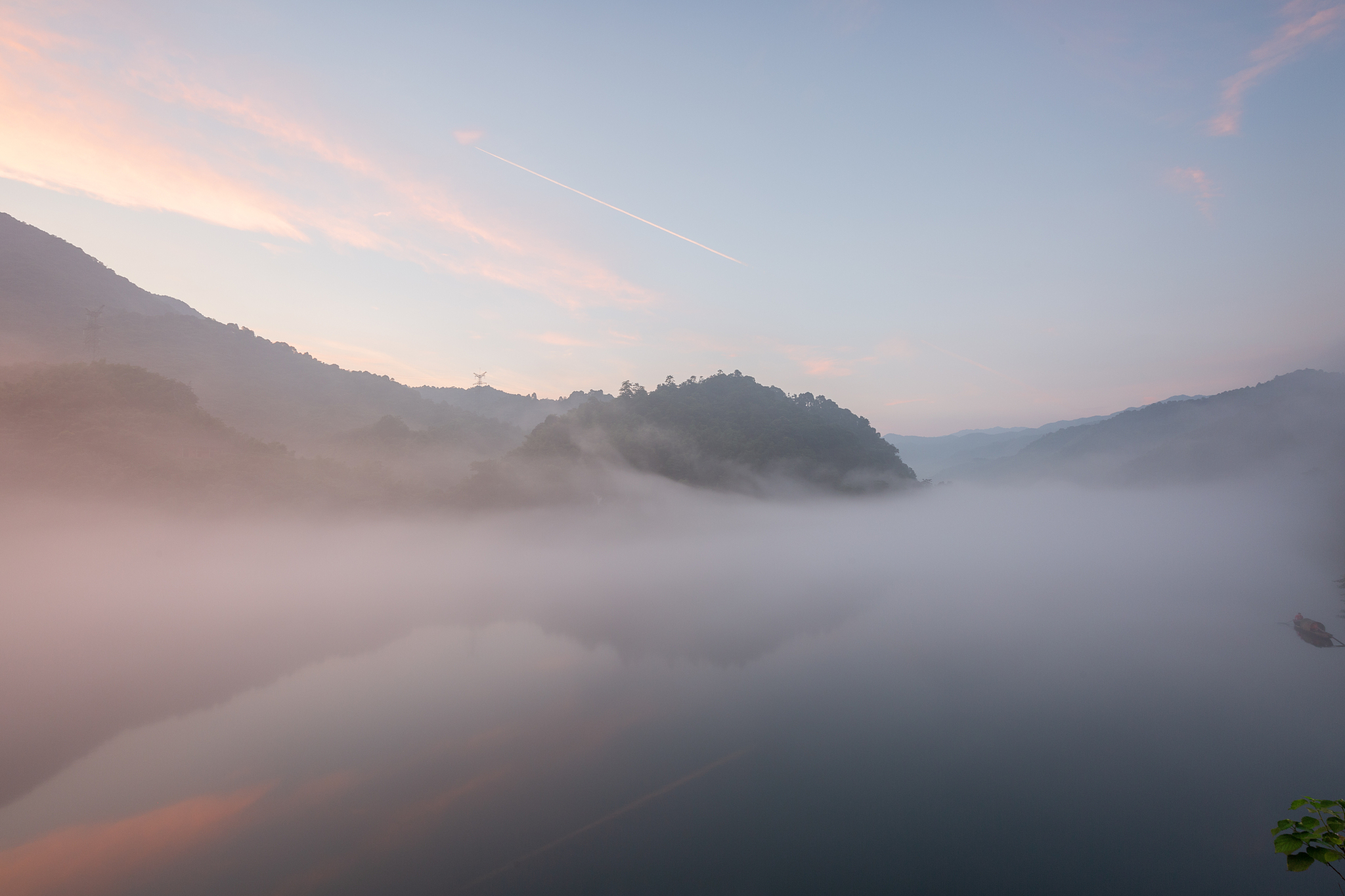 水资源是维持生命体生存和社会可持续发展不可或缺的重要资源水资源可包括蓝水和绿水。蓝水是储存在河流、湖泊、含水层和水库中的地表水和地下水可以提取供人类使用绿水是指来自降水的非径流部分它短暂地储存在土壤中最后通过蒸发和蒸腾作用回到大气中。气候变化加剧了陆气交互过程的时空变异性人类活动则通过改变下垫面覆被状况改变了水文循环过程和能量收支过程加剧了流域水热资源时空分布不均导致蓝绿水分配和年内分布发生显著变