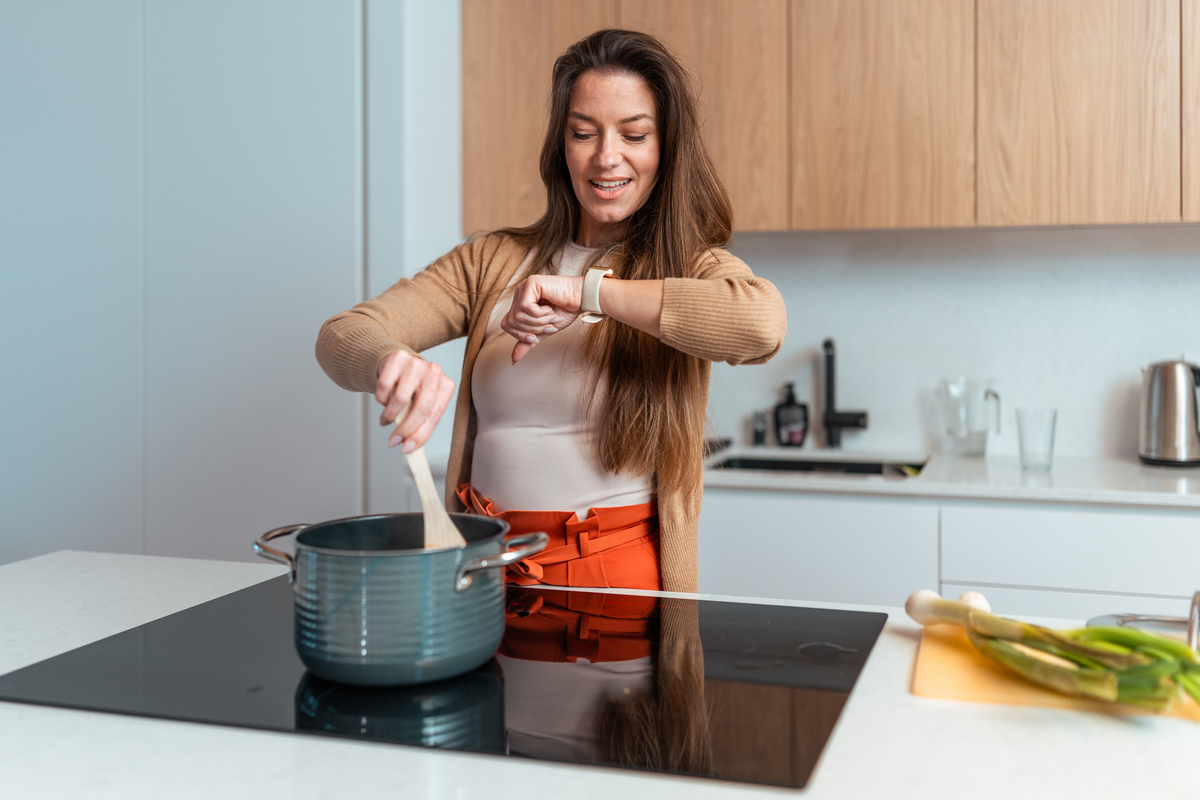 润色中文文章使语言更流畅。作为职业身份的家庭主妇 关于家务劳动社会上似乎存在着两种相互矛盾的刻板观念：一种倾向认为家庭主妇是被压迫的工人在令人不快、本质上是自我否定的工作中被奴役；另一种观点则认为家务劳动保障了无止境的创造性和休闲性的人生追求。经过对40名年龄在20-30岁的已婚已育家庭主妇的访谈作者认为家庭主妇是当今女性的主要职业角色。作为大多数女性生活中的日常经历家务劳动消耗了女性在其他领域