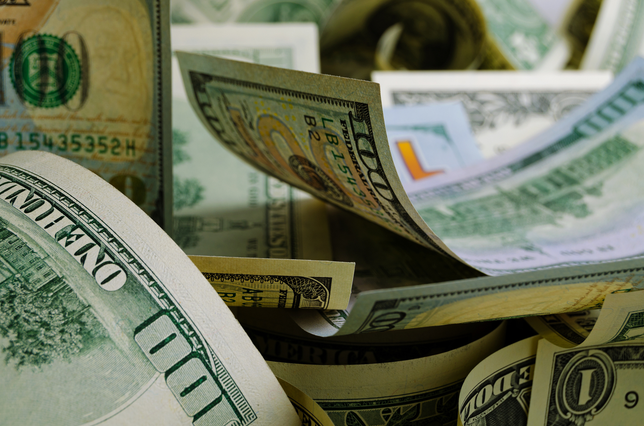 雷蒙德·W·戈德史密斯提出的金融结构理论是后期产生的各种金融发展理论的源头。他认为研究金融发展就是在研究一国金融结构的变化。金融结构发达的国家拥有更为成熟的金融机构和金融工具有助于激发人民参与金融市场的积极性而活跃的金融活动能够提高储蓄和投资总量并加快资金高效分配最终有助于经济增长。此外戈德史密斯还在大量的数量研究和比较研究的基础上系统分析了金融相关率与经济发展水平的关系结果发现经济发展水平较高的