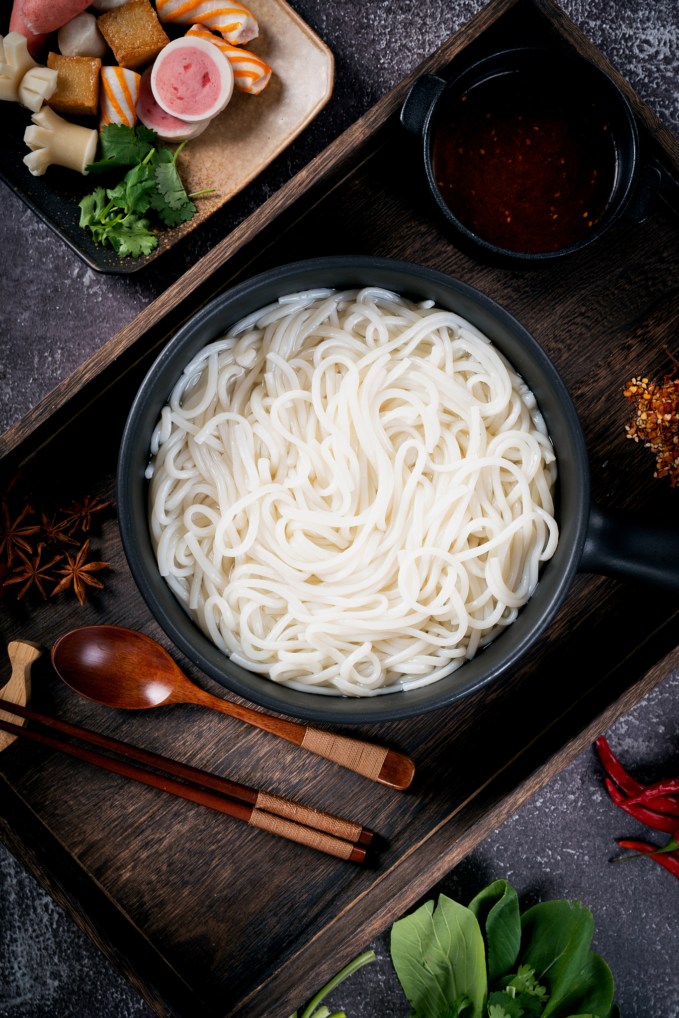 校园美食校园美食是指在校园内可以享用到的美味食品。随着社会发展和人们生活水平的提高越来越多的人开始关注校园美食。校园美食的种类繁多涵盖了各种餐饮类型如中餐、西餐、快餐、小吃等。在大学校园中特别是在食堂和小卖部学生可以尝试到地方特色美食如四川火锅、广东烧腊、湖南米粉等也可以享受到国际化的美食体验如意大利面、比萨饼、汉堡等。此外还有各种小吃摊如糖葫芦、炸鸡排、烤面筋等这些小吃不但口感美味而且价格实惠。