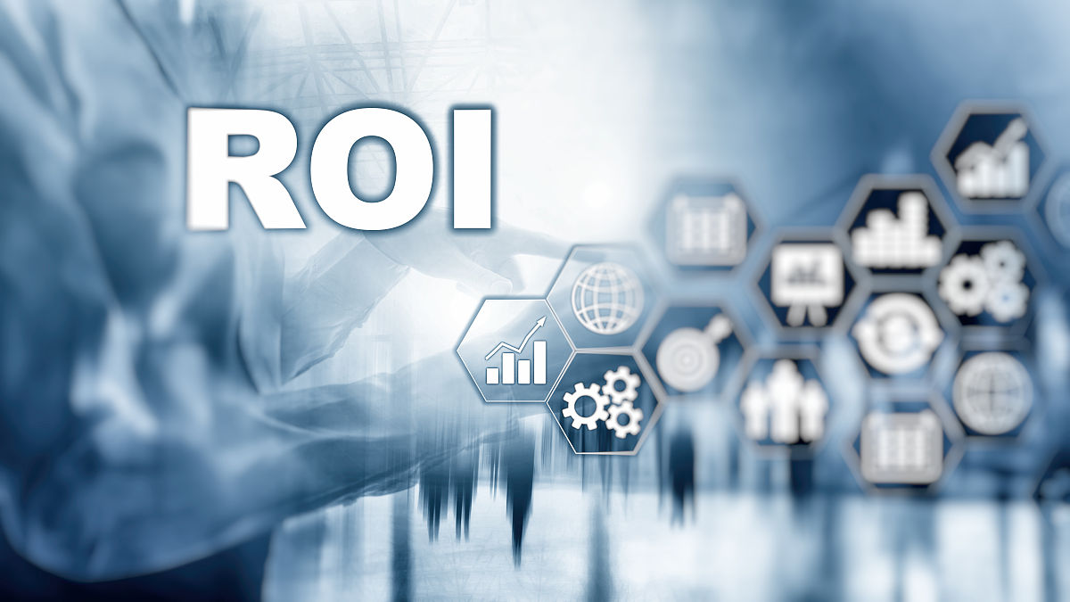 请帮我扩句“财务绩效是指企业在财务方面表现的效果和成果，包括利润率、资产回报率、现金流、财务成本等指标。同时，财务绩效也是企业管理层决策的重要参考依据，能够反映企业财务决策的正确性和有效性。”