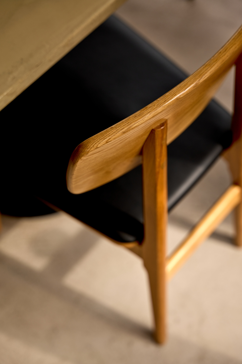 以唐代家具为例探索其文化内涵与现代家具设计的融合。“榫卯新经典”唐中式家具的现代化交互体验设计”