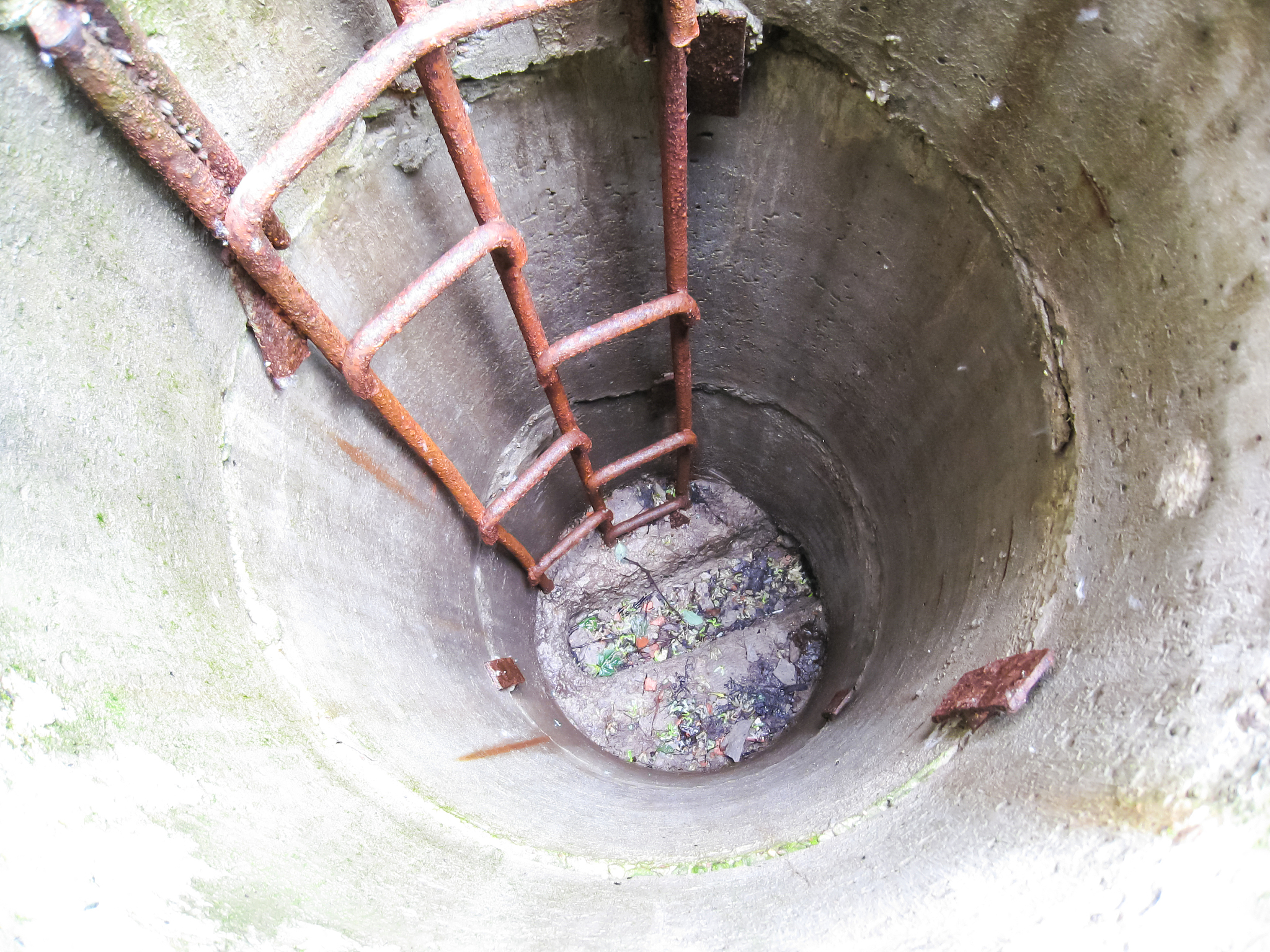 将这段话进行总结常规井筒开采时生产压力为45MPa然而井底压力始终较高这可能是由于开孔段只占NGH储层的一半下半部分储层的NGH分解没有迅速完成始终保持较慢的分解速度导致井口周围的气体不断补充。当SCED开采时井底周围的NGH在开采初期迅速分解后期补气缓慢所以底层井的压力可以基本降到生产压力附近。这种现象在图12-a、b中也有反映但由于其储层较薄相对不明显。约30个字