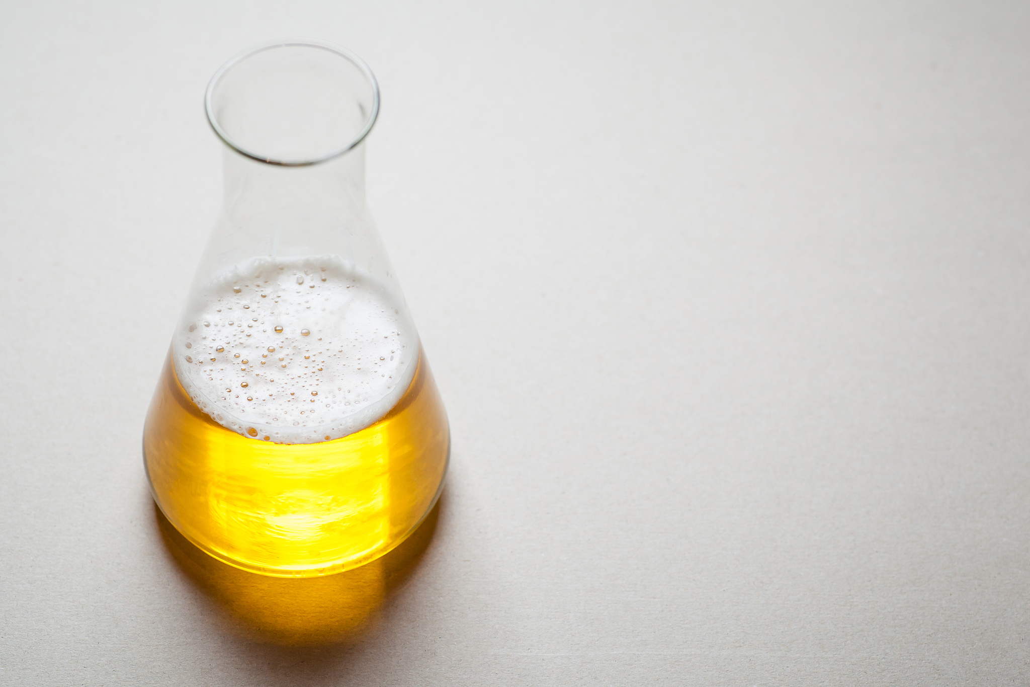 蜡烛和玉米油为何化学吸引力较弱？