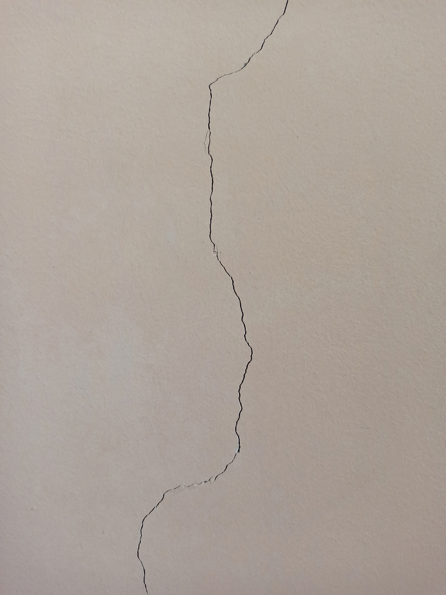 冬天水淹导致墙体开裂的原因及表现