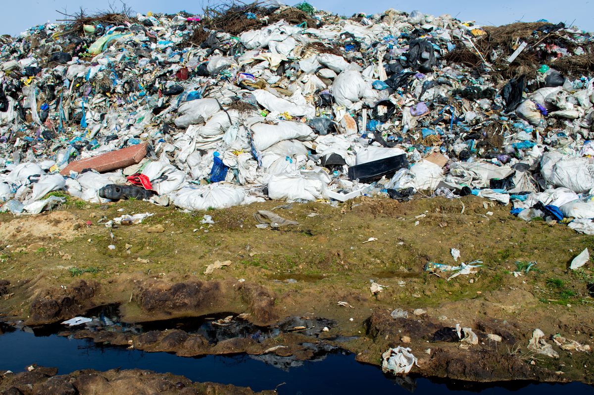 请写一篇关于固体废弃物污染的论文