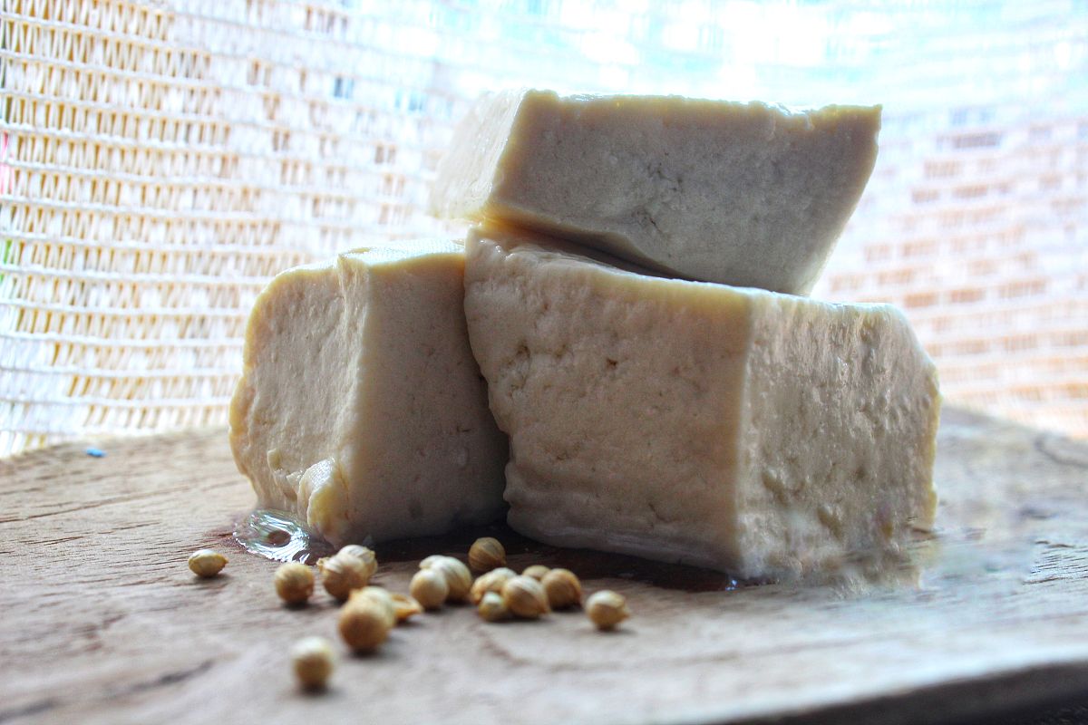 我的名字叫做芝士不吃帮我制作一篇内容为《传统美食豆腐乳生产工艺方法》PPT要求如下： 第一、一定要使用中文。 第二、页面形式有3种封面、目录、列表。 第三、目录页要列出内容大纲。 第四、根据内容大纲生成对应的PPT列表页每一页PPT列表页使用=====列表=====开头。 第五、封面页格式如下： =====封面===== # 主标题 ## 副标题 演讲人：我的名字 第六、目录页格式如下： ====