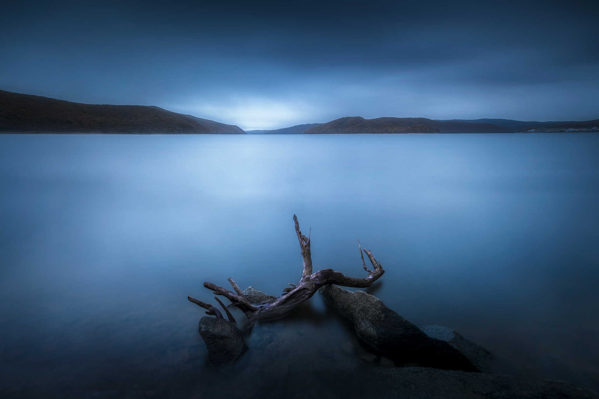 围绕岛屿与世隔绝写一篇故事