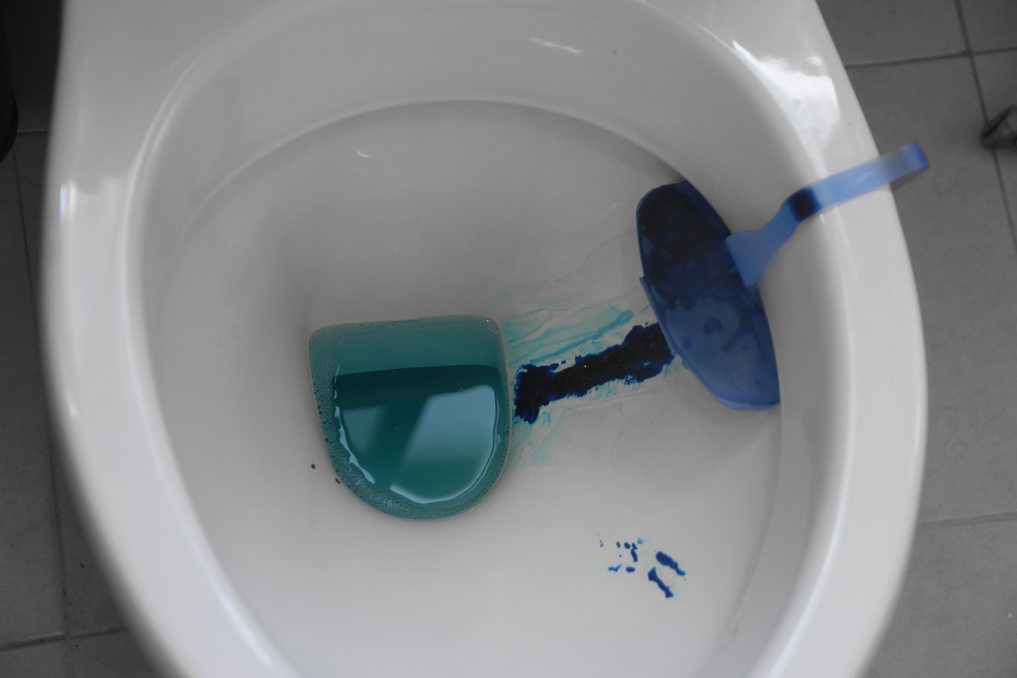 马桶放满水后要不要漏一半？水位调节技巧