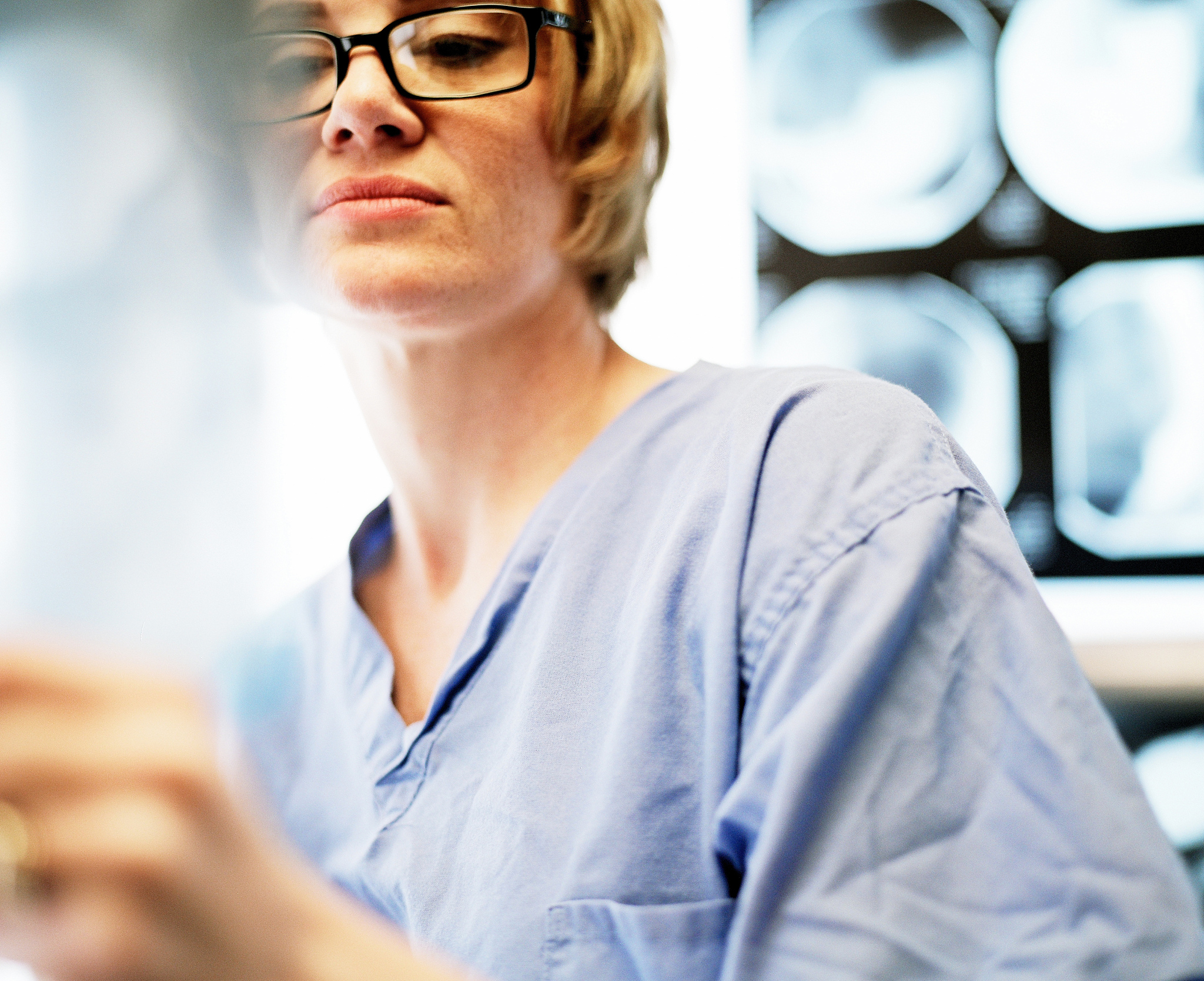 对《美丽心灵》电影中的一个片段进行一千字心理赏析