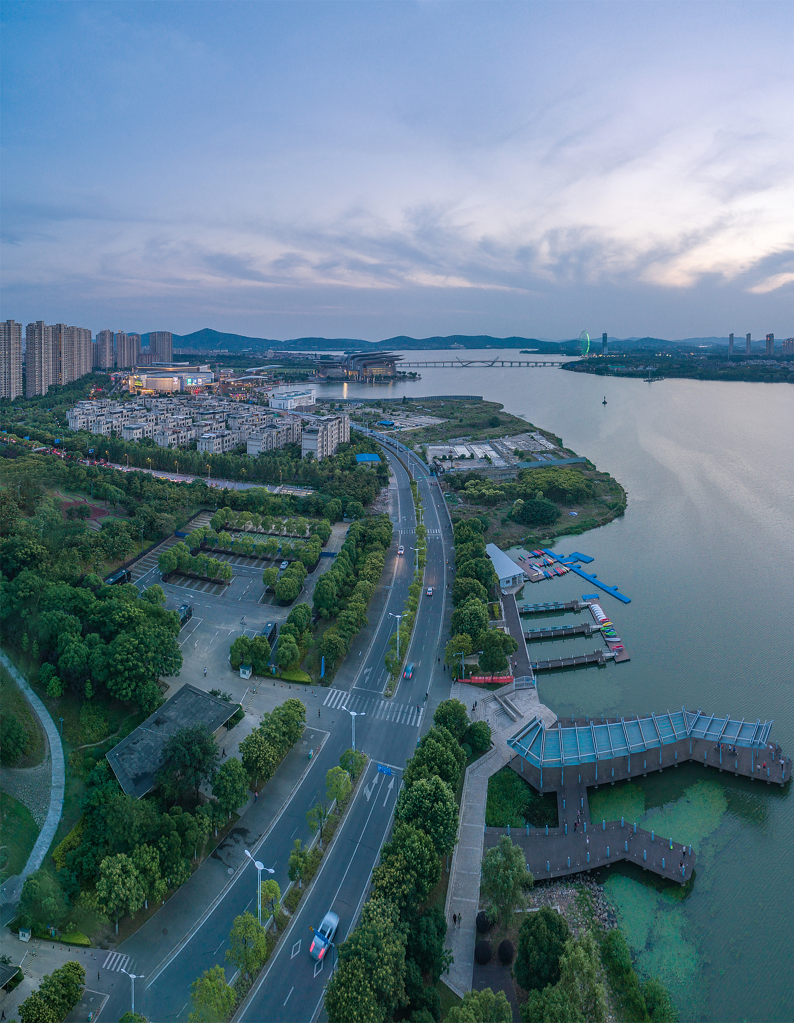 鄱阳湖县城翻新改造项目帮我用230字详细描述