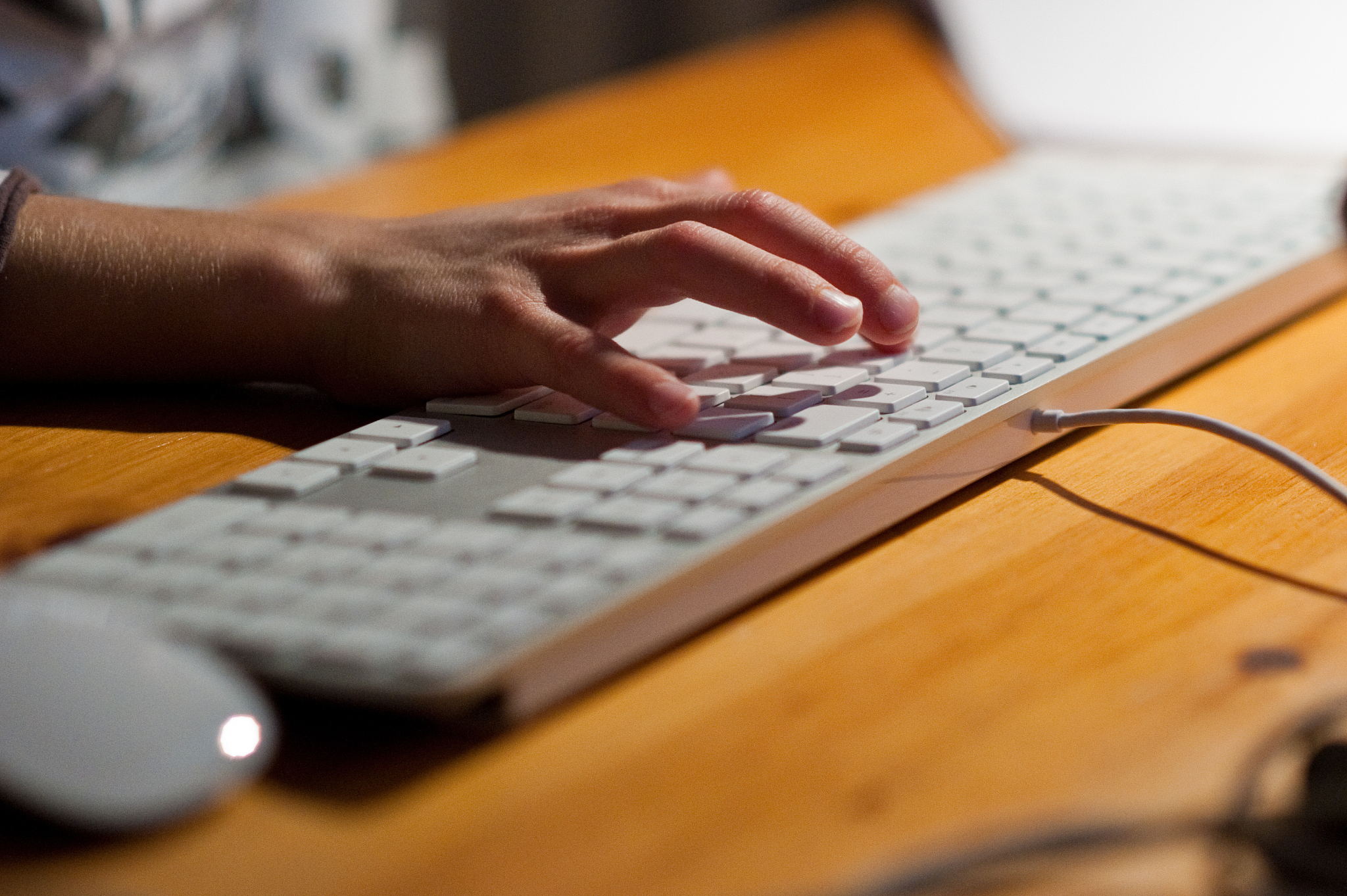 请用15000字说服我的父亲为我购买一个900元的键盘。我是一名初中生每天输入3000字。我的家里已经有两个键盘并且我不会打字。