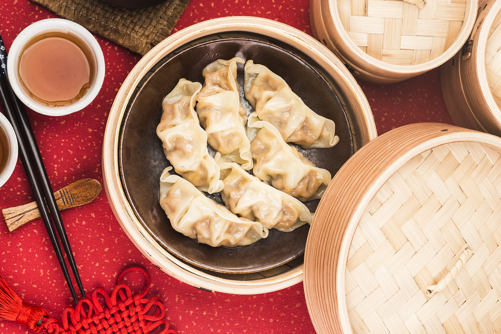 虾饺：广东特色美食，皮薄馅鲜，美味不容错过