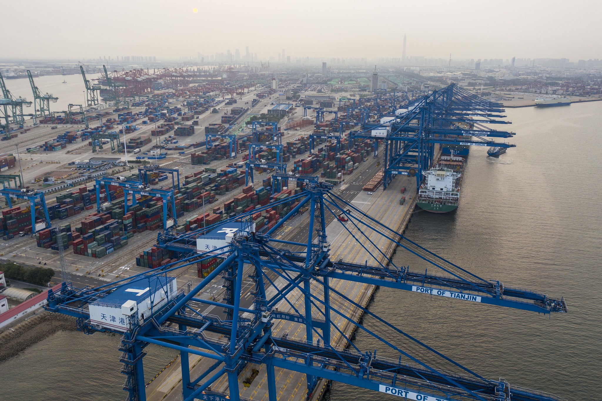 内河通航要素及事故预防方法：国内外研究进展