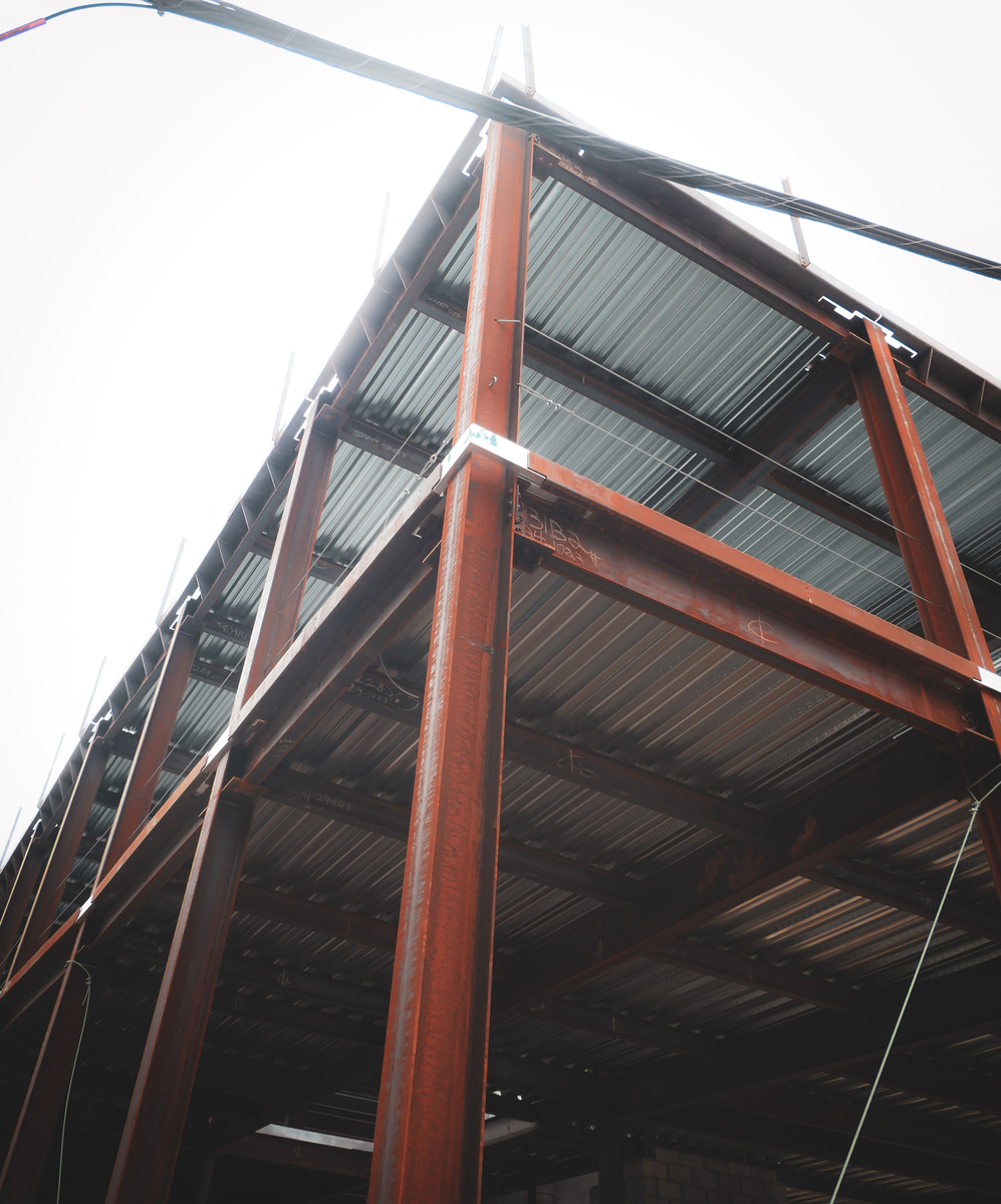 雨棚、悬挑阳台、挑檐的受力特点及工程施工注意事项及启示：案例分析与工程实践