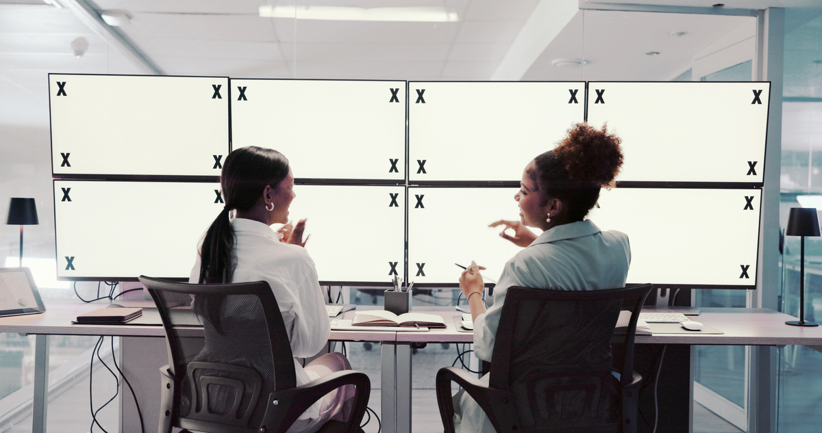 写一个短视频剧本主题为职场趣事时长2分30秒内容包括：马上下班主管要加班开分析会员工各种理由开溜结果被主管一一搞定。要求形式上有矛盾冲突和反转