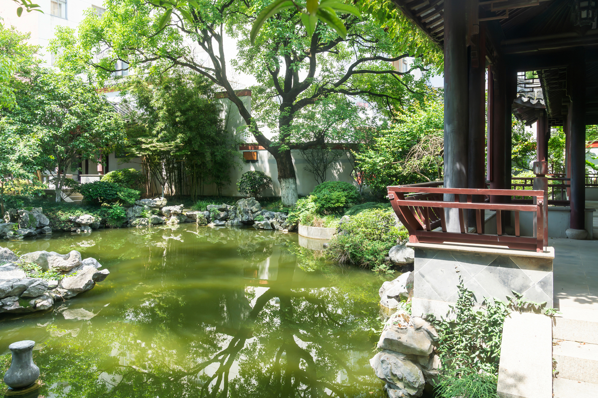 扬州瘦西湖景观特点：精致园林、奇峰异石、水景亭台、奇花异草、文化古迹