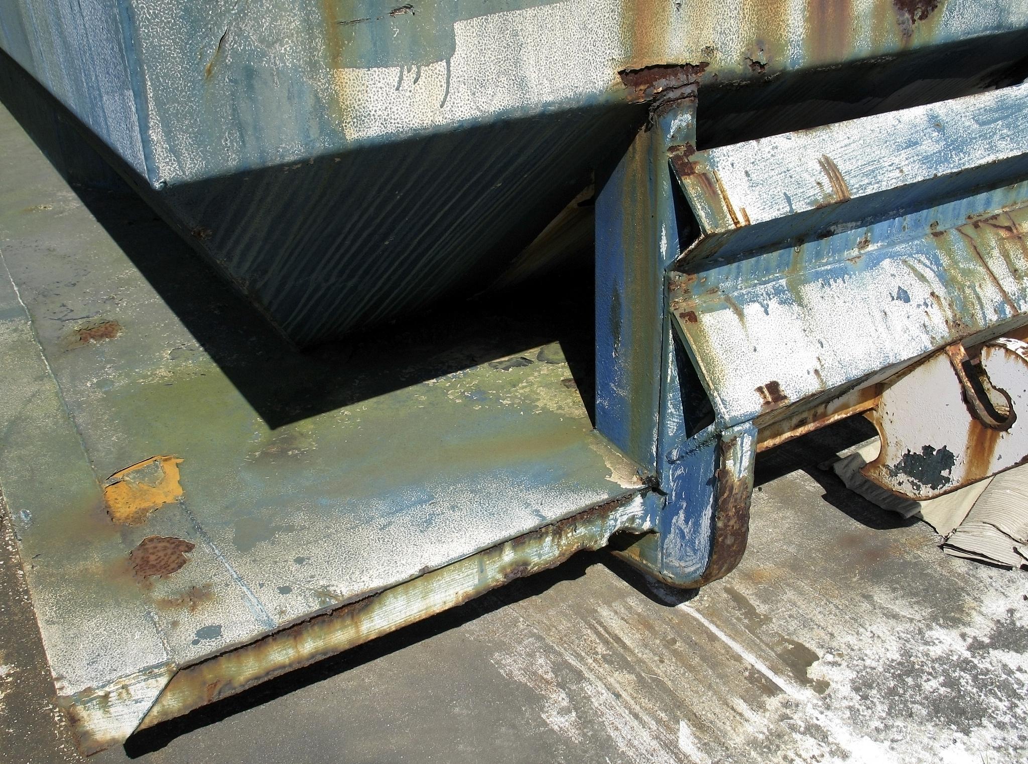 伸缩板弹性复位装置：提升切割稳定性和安全性