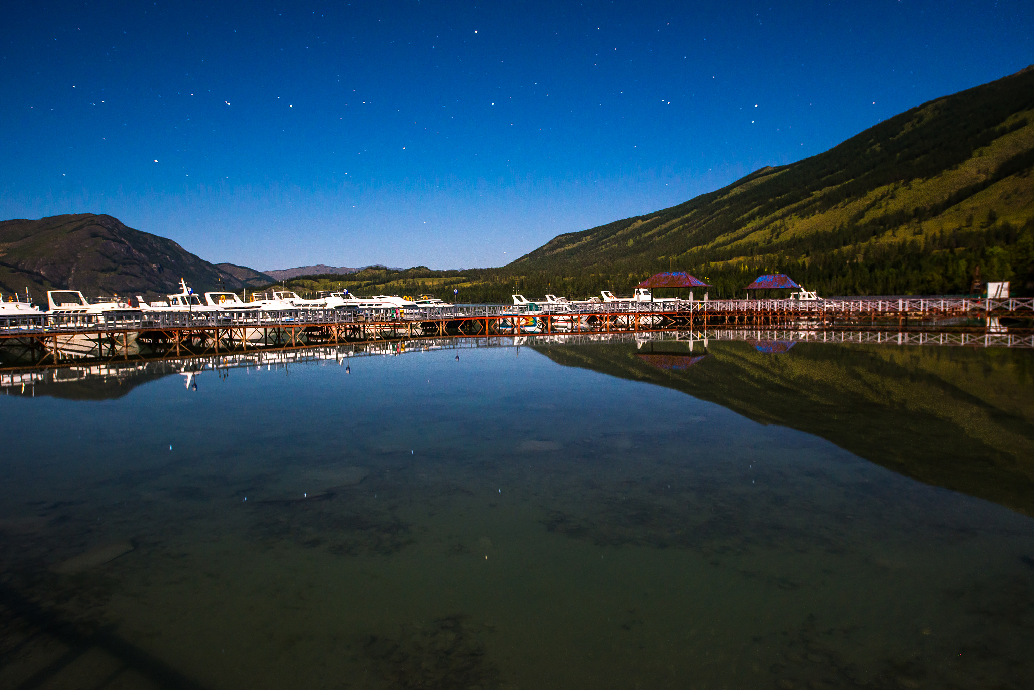 喀纳斯景区旅游功能分区 建议给出例如一心两翼一心四区等这样的分区归纳再简要阐释一心是指什么四区是指什么