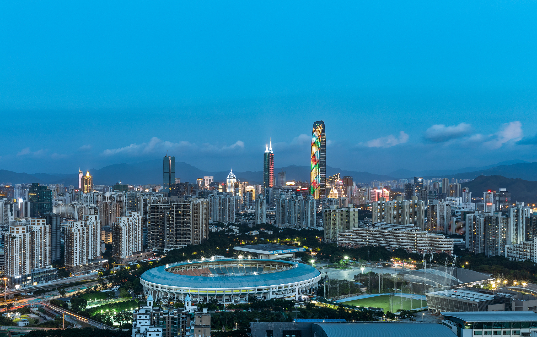 请给一份深圳一日游安排计划以下是一份深圳一日游安排计划：早上：1 深圳湾公园：欣赏美丽的深圳湾景色可以在公园内漫步、骑车、打太极等还可以去看看世界之窗。2 华侨城：在这里可以体验各种主题公园如欢乐谷、海洋世界等还可以去看看中国民俗文化村。中午：1 前海湾壹号：在这里可以享用美食如海鲜、烧烤等。2 深圳市中心商业区：在这里可以购物、逛街还可以去看看深圳的地标建筑如深圳会展中心、平安金融中心等。下午：