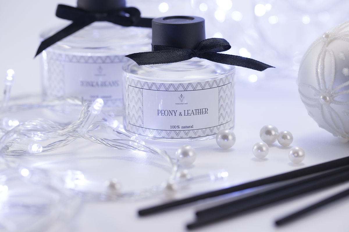 英语邮件抱歉我前几天offsite meeting回复晚了。APAC和CN目前都没有Balmain Beauty的开店计划所以没有进行竞标。现在的FVC vendors包括Max Brilliant理论上都有能力提供相关服务只是价格不确定哪家是最优的