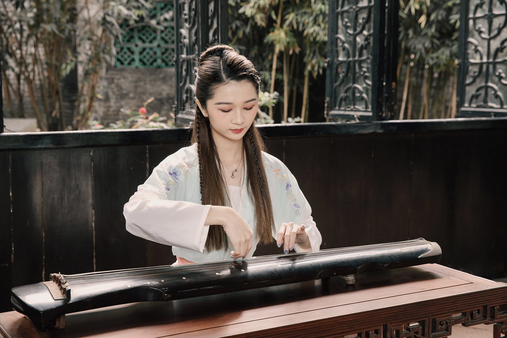 汉服少女夜弹古筝，月色如水影婆娑