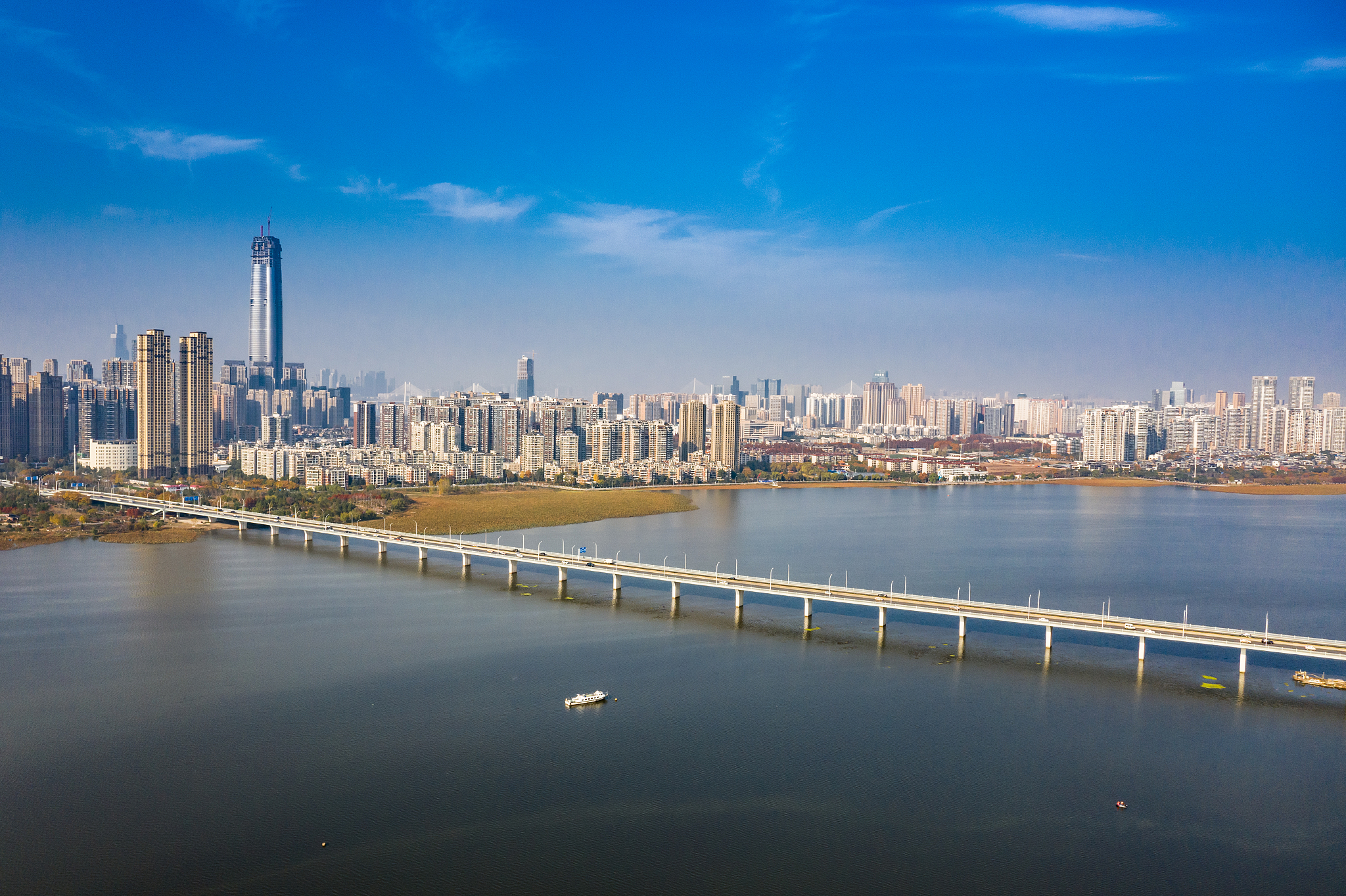 航拍武汉地标天际线日景