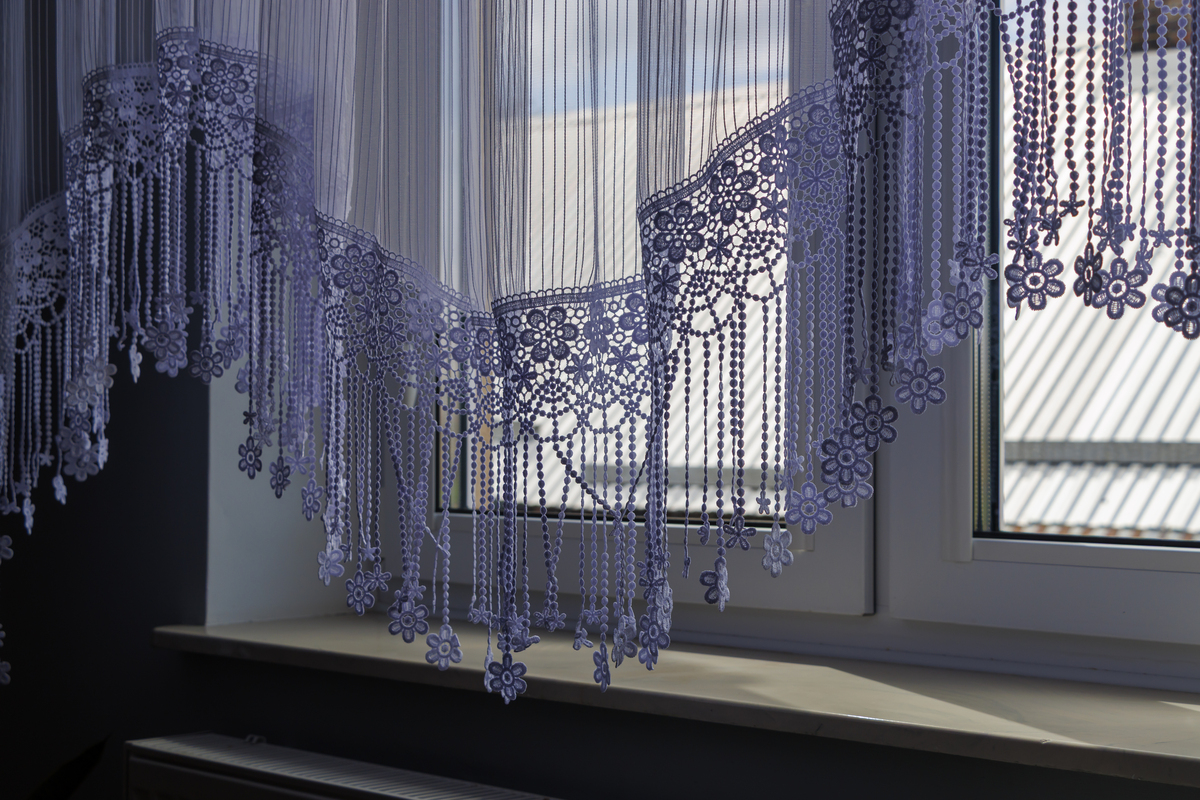 花边蕾丝窗帘优缺点全解析：浪漫与实用如何权衡？